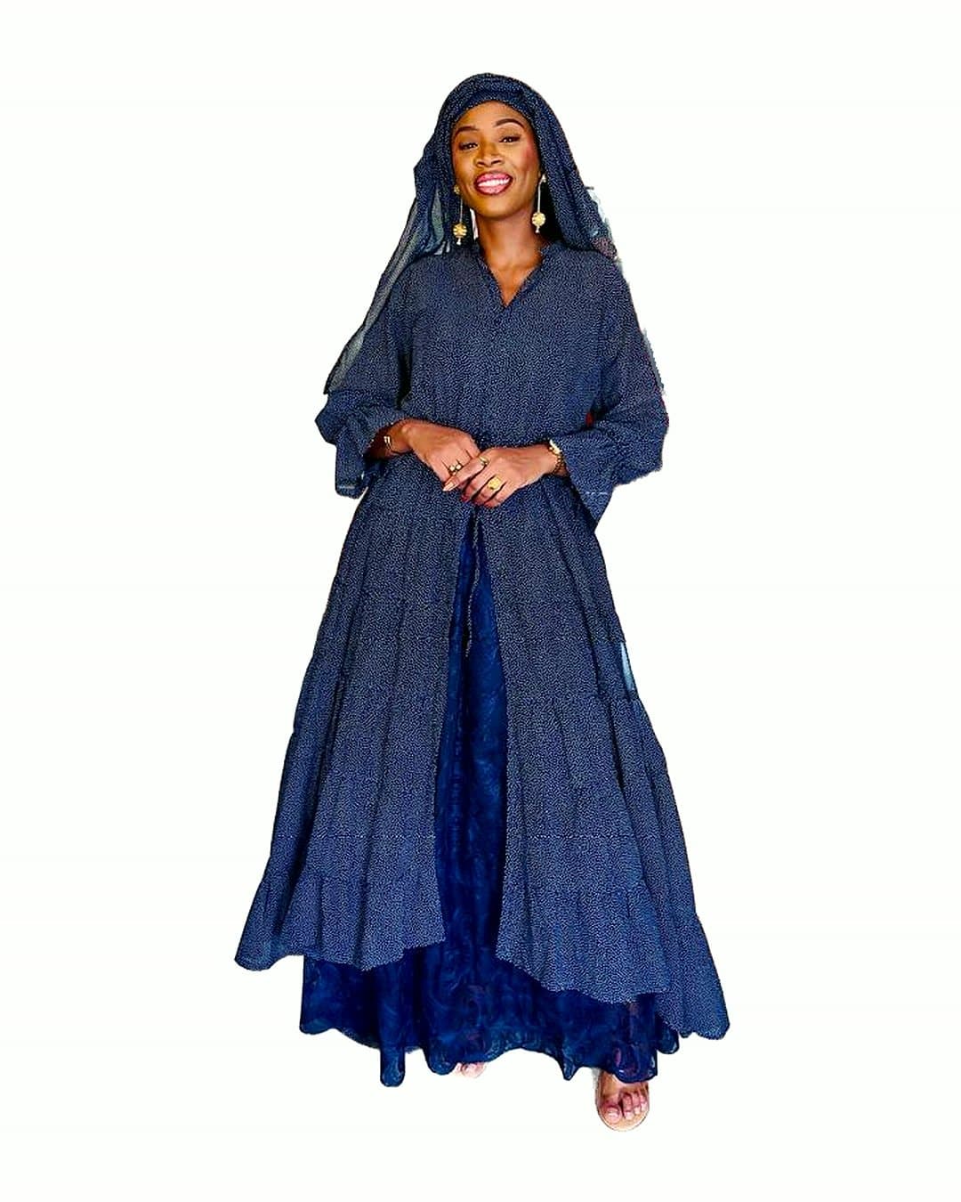 Robe à pois – Ensemble voile et dentelle